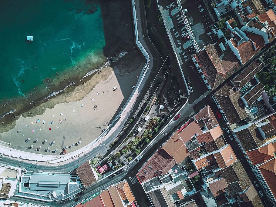 different cars on road near building and calm sea view, beach HD wallpaper