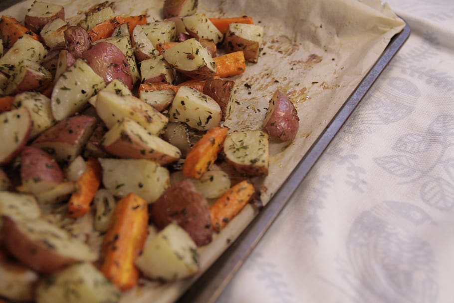 vegetable slives, plant, food, pizza, potato, roast, tray, bake HD wallpaper