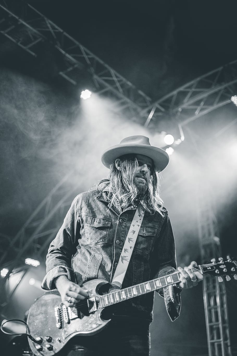 man playing guitar, music, musical instrument, musician, performance, HD wallpaper