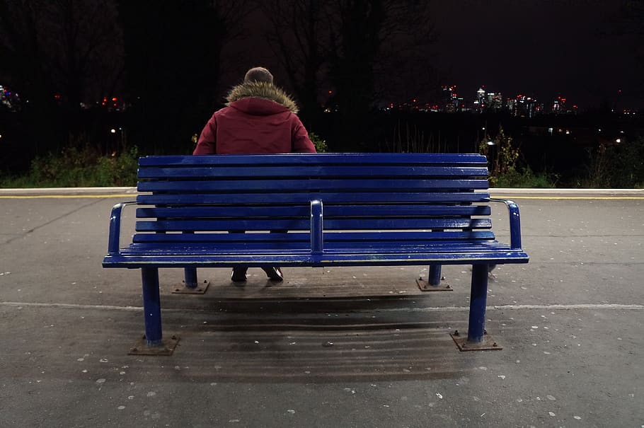 train, bench, blue, red, man, waiting, station, london, canary wharf HD wallpaper