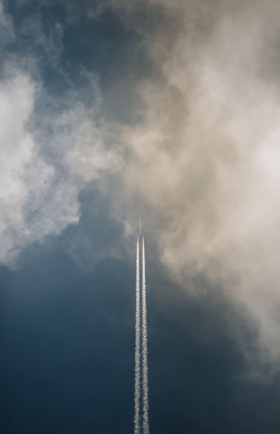 plane blowing gas on air, sky, cloud, cloudy, looking up, trail HD wallpaper