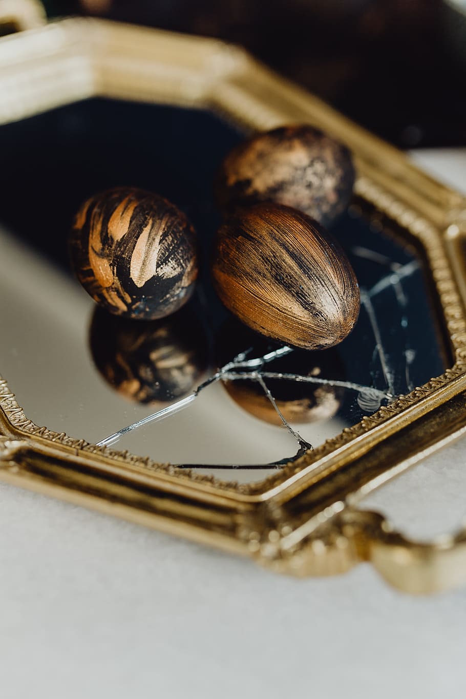 Golden easter eggs from above, painted, copper, black eggs, close-up HD wallpaper