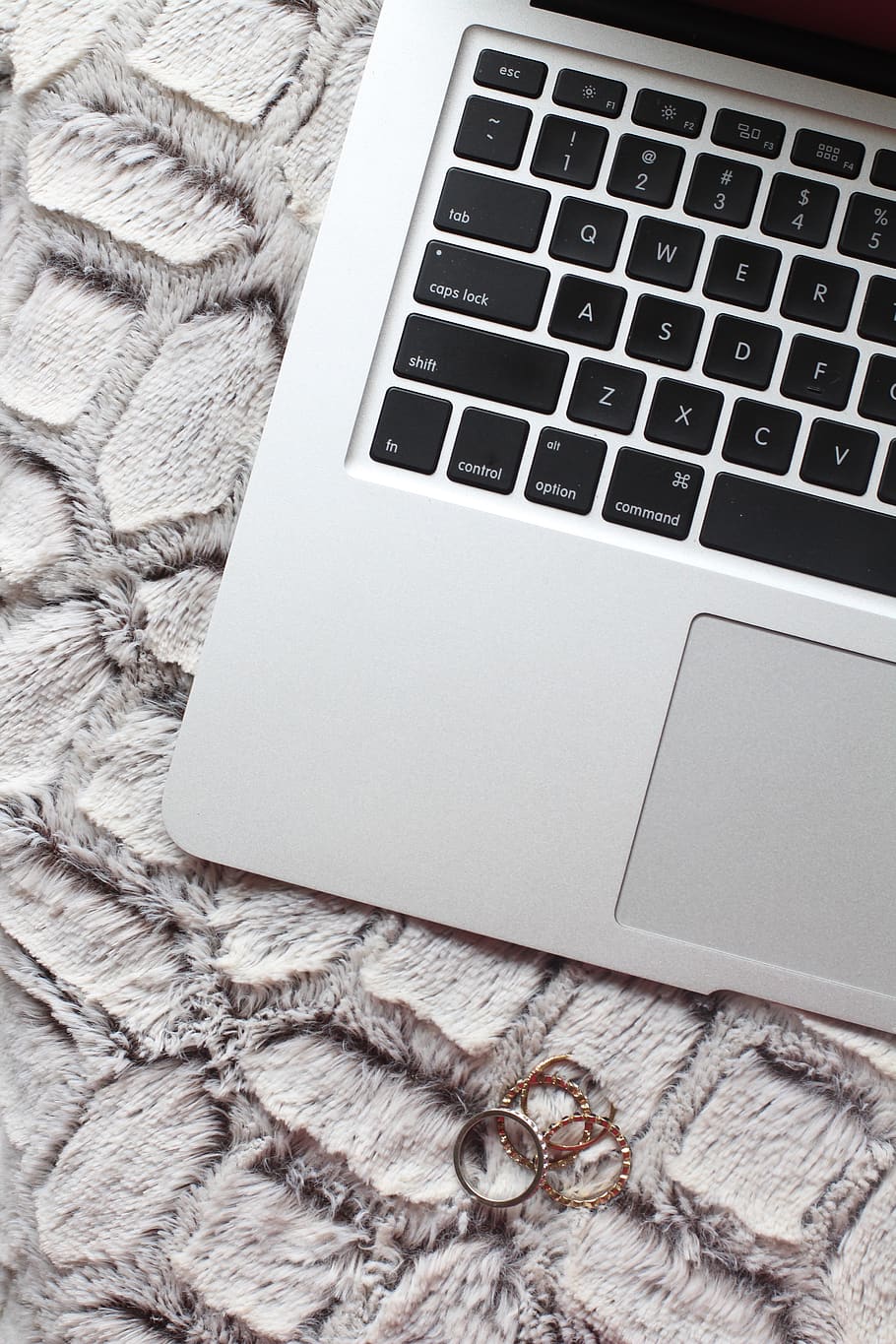 rings, mac, apple, laptop, keyboard, silver, gold, blanket HD wallpaper