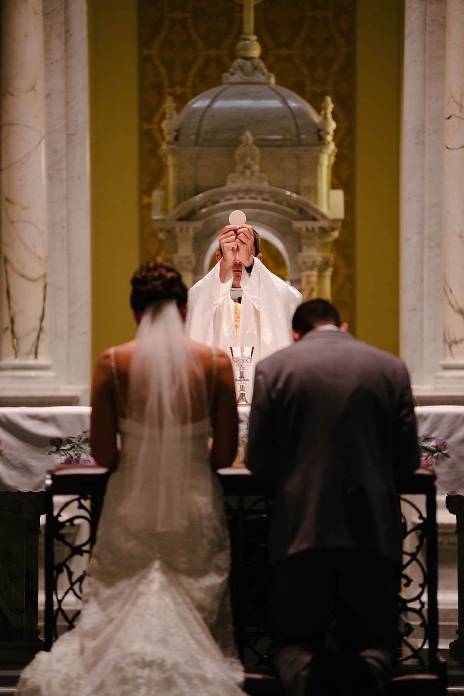 wedding, mass, priest, bride, groom, gown, suit, altar, hostia HD wallpaper