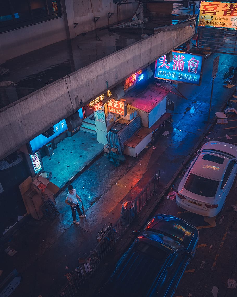 man in white t-shirt standing near parked cars, city, urban, dark, HD wallpaper