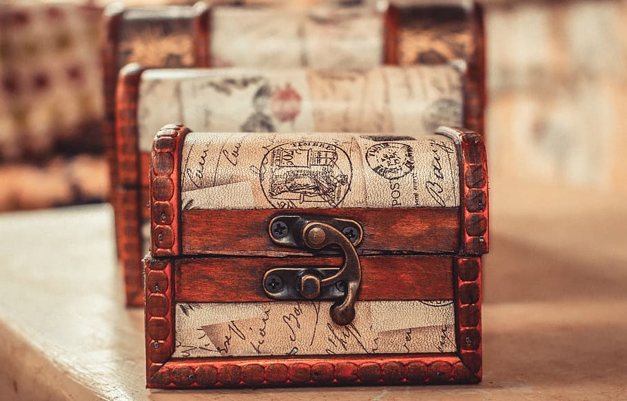 Selective Focus Photography of Brown-and-beige Wooden Chest, antique HD wallpaper