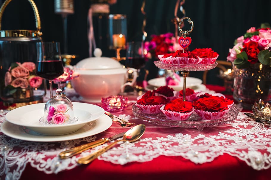 Table Decorations & Flowers for Valentine, love, romantic HD wallpaper