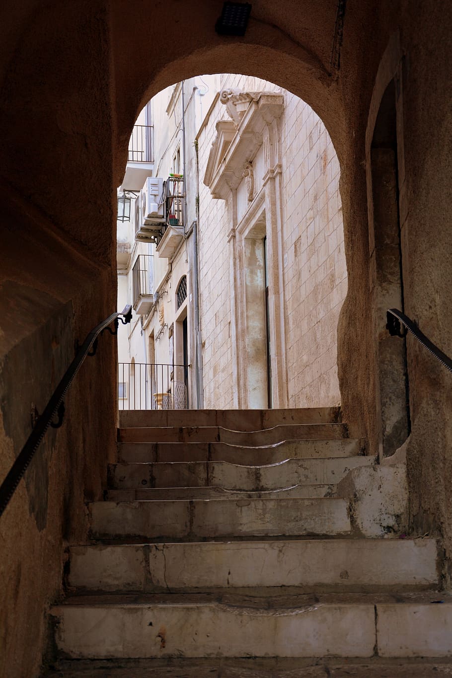 ascent, staircase, arc, door, alley, houses, monte sant'angelo HD wallpaper