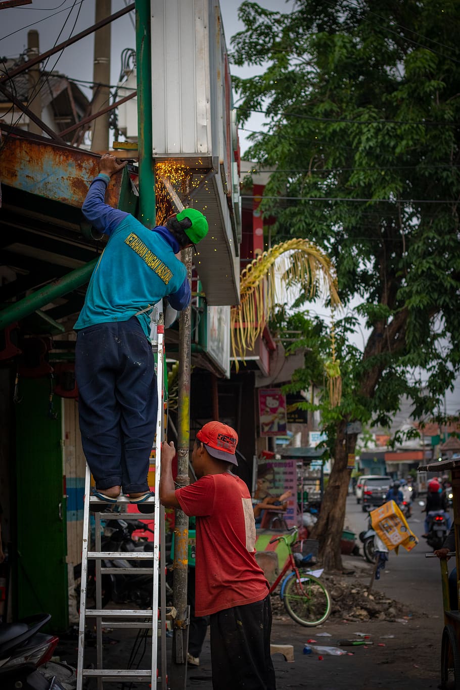 person doing welding, street photography, repairing, man, men HD wallpaper