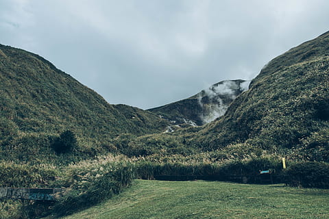 green grass field, nature, outdoors, mountain, slope, mountain range HD wallpaper