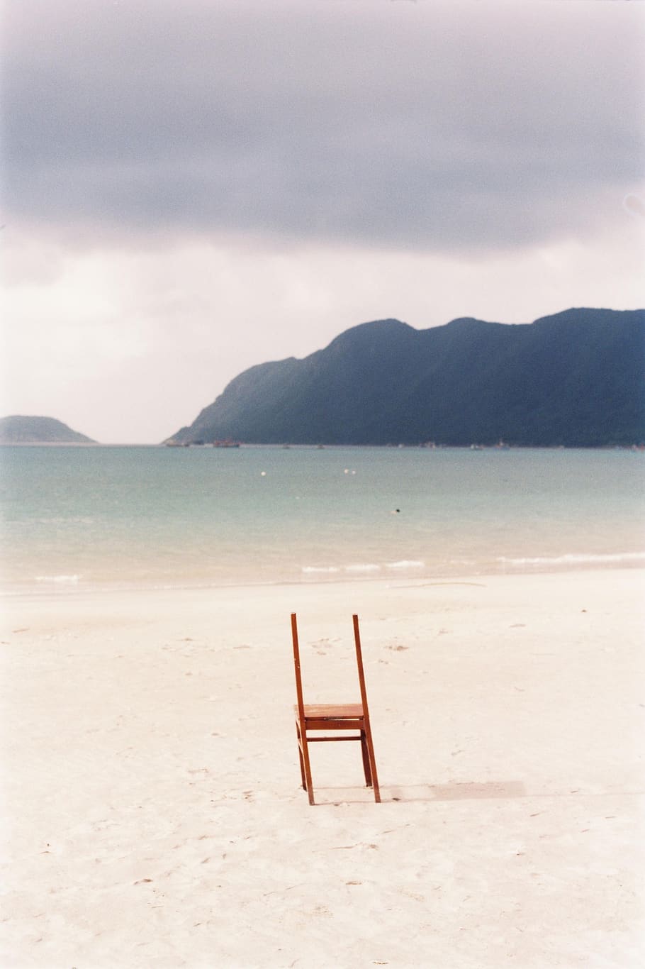 Brown Wooden Chair, beach, ocean, sand, sea, seascape, seashore HD wallpaper