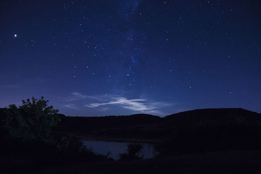 mountain during night time, water, sky, star, astrophotography HD wallpaper