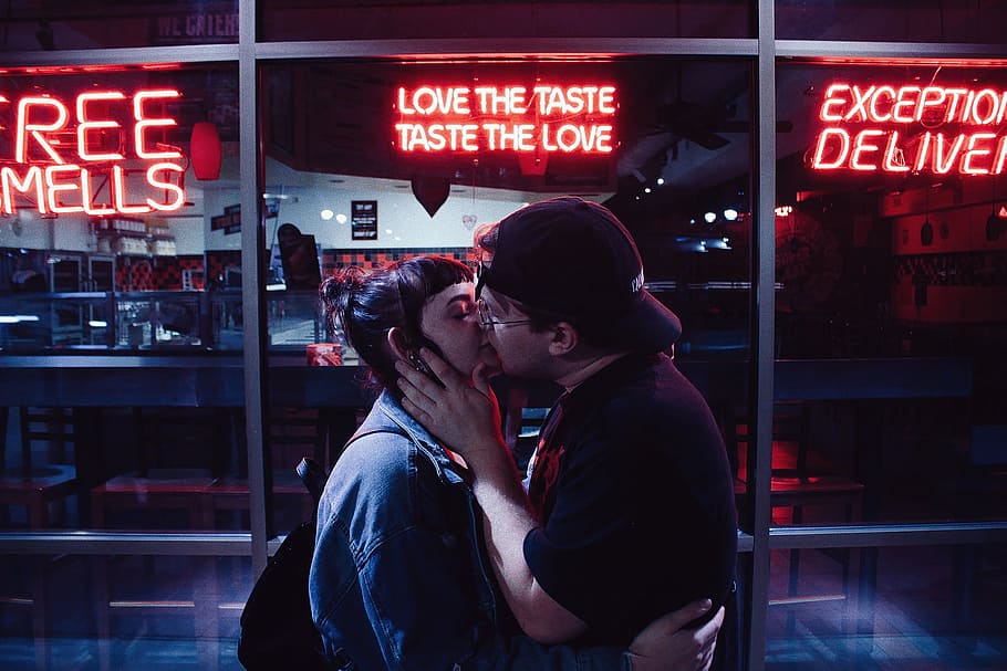 Man and Woman Kissing, boyfriend, business, commerce, couple, HD wallpaper