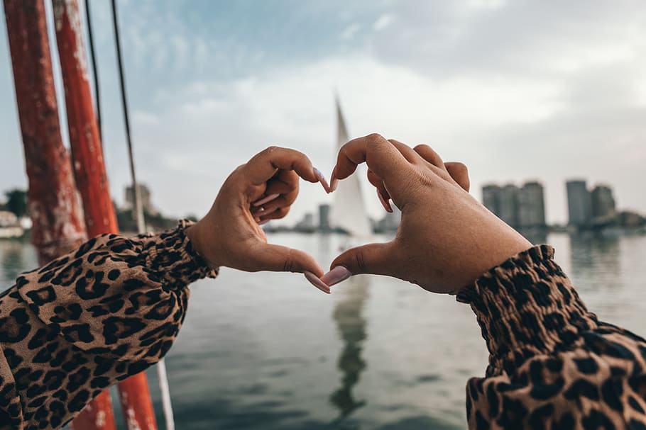 human hands making heart shape, human body part, sky, focus on foreground HD wallpaper