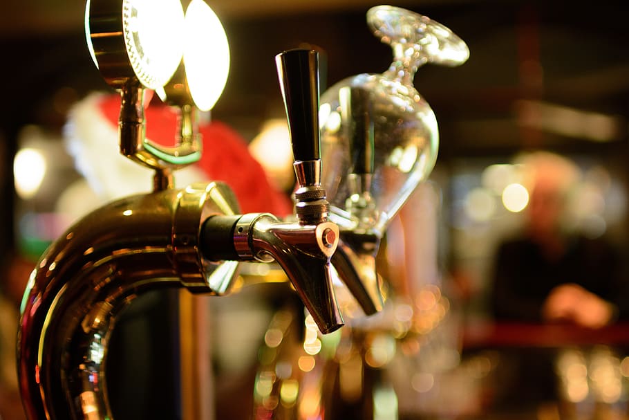 beer, alcohol, pub, bar, brewery, drinking, nightlife, focus on foreground HD wallpaper