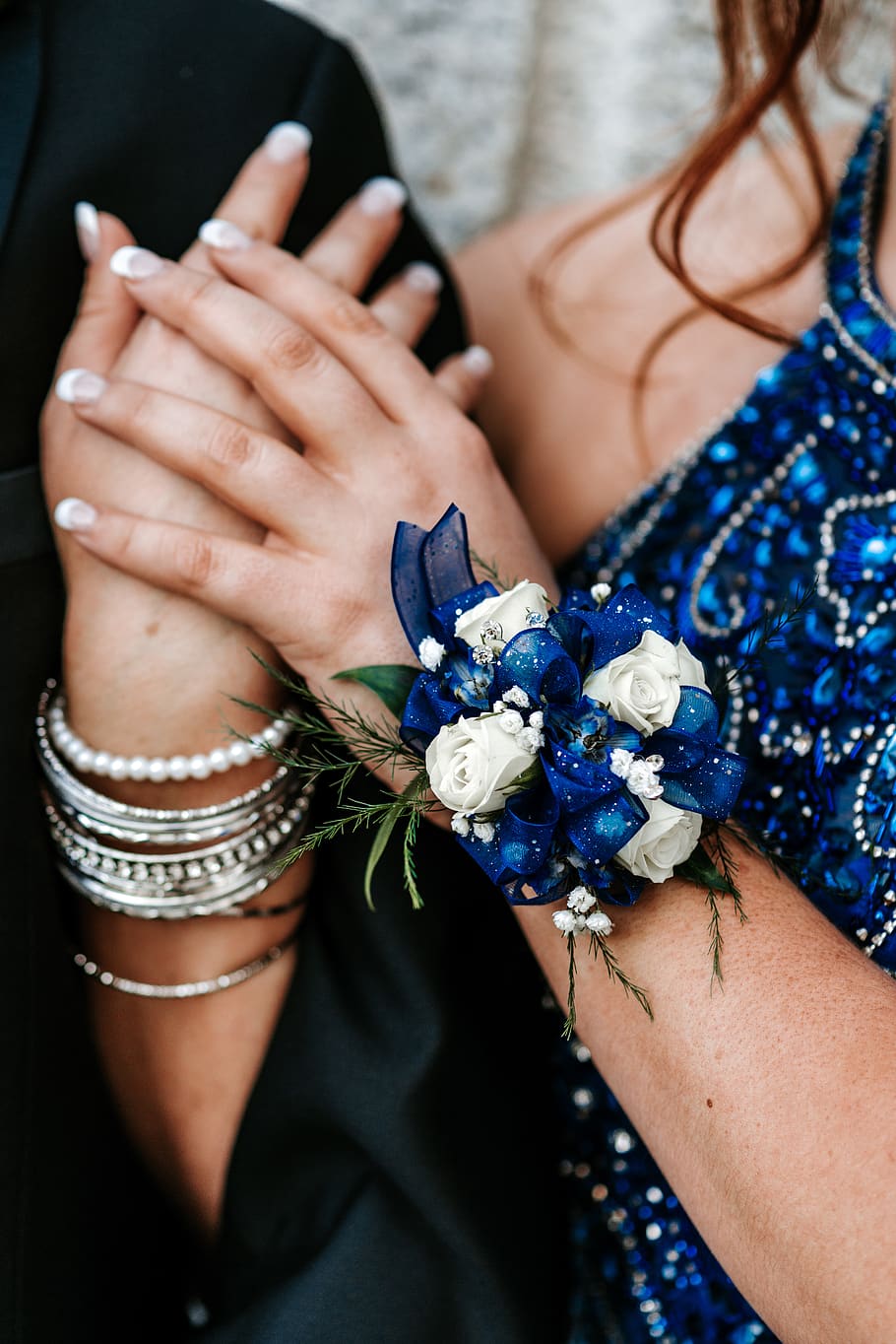 blue and white flowers, women, adult, midsection, jewelry, human body part HD wallpaper