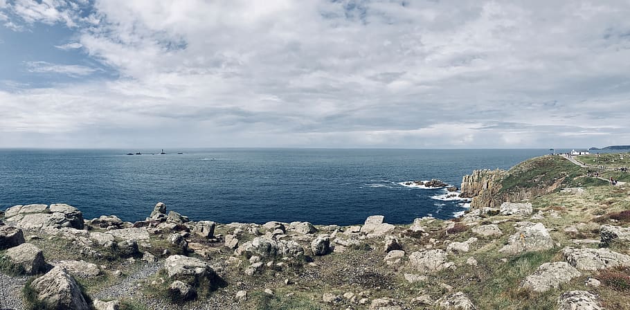 Cliff And Body Of Water Under Cloudy Sky, cliff coast, daylight HD wallpaper