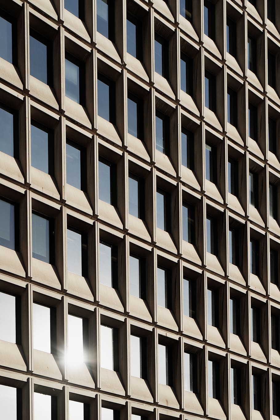 gray concrete building during daytime, building exterior, architecture HD wallpaper