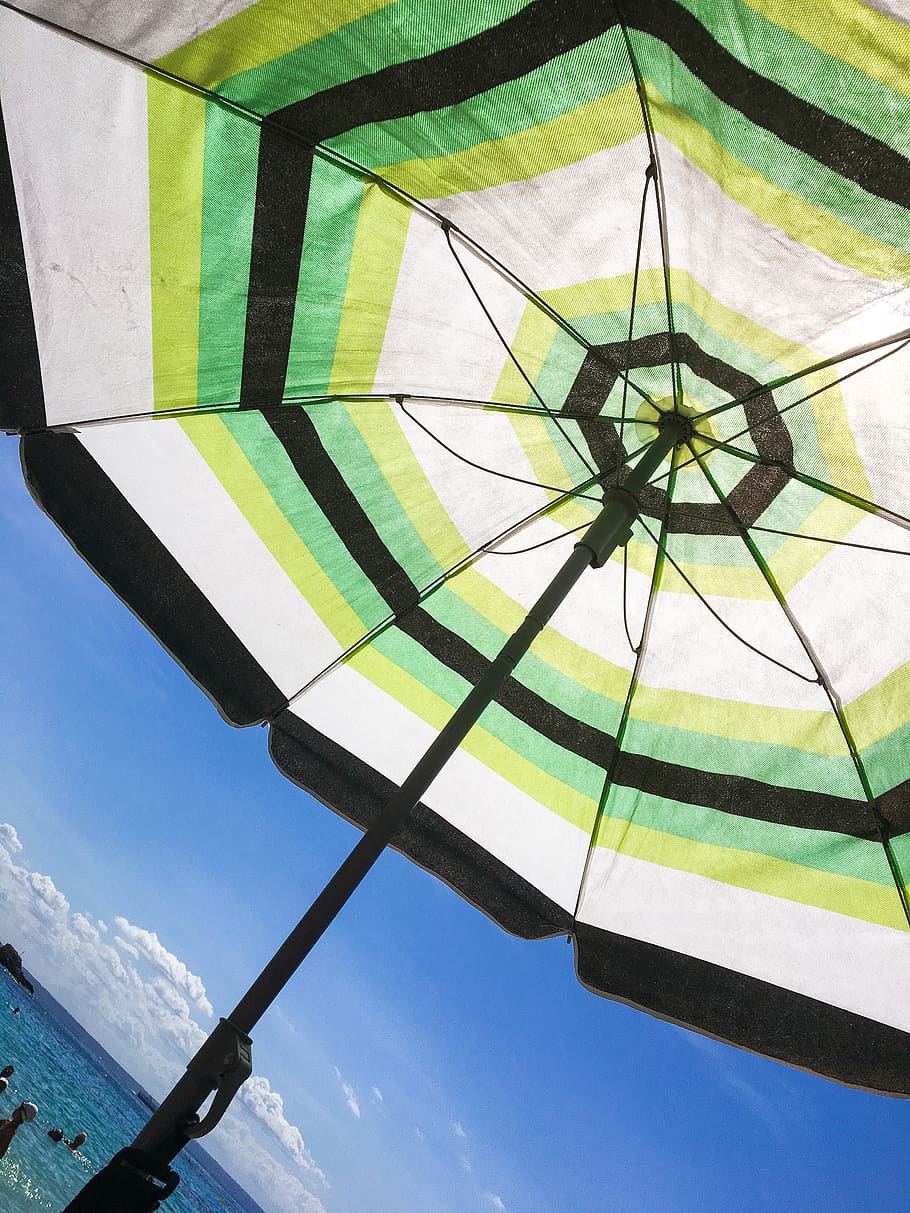 iphone, beach, parasol, summer, blue sky, wallpaper, multi colored HD wallpaper