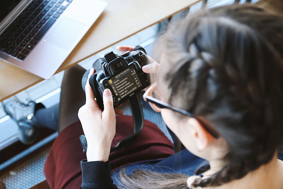Young girl check her DSLR camera at cafe, technology, adult, connection HD wallpaper