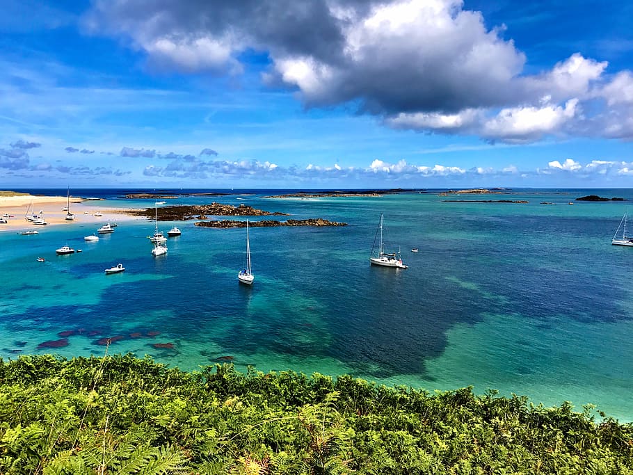 High Angle Photography of Beach With Sailing Boats Under Blue Sky and Gray Clouds HD wallpaper