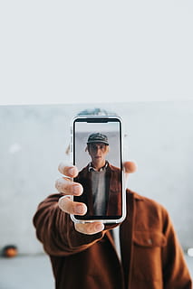 man taking selfie photo, iphone, otterbox, apple, iphone xs max HD wallpaper