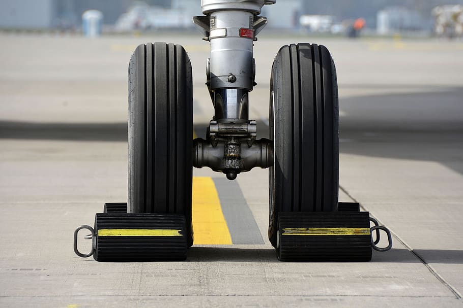 chassis, nosewheel, wheels, roll, mature, taxes, braking clogs HD wallpaper