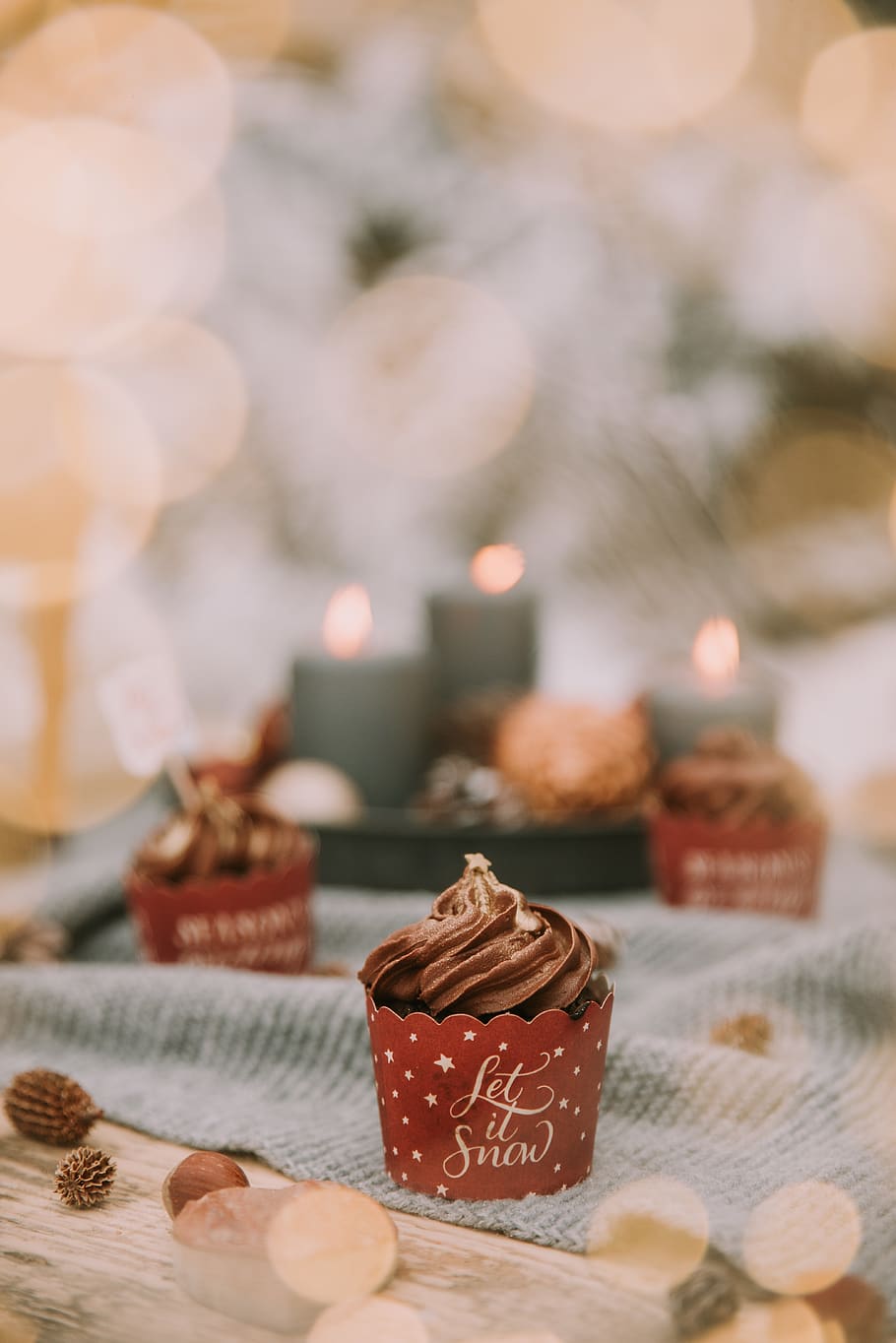 cupcake on desk, food and drink, sweet food, celebration, indulgence HD wallpaper