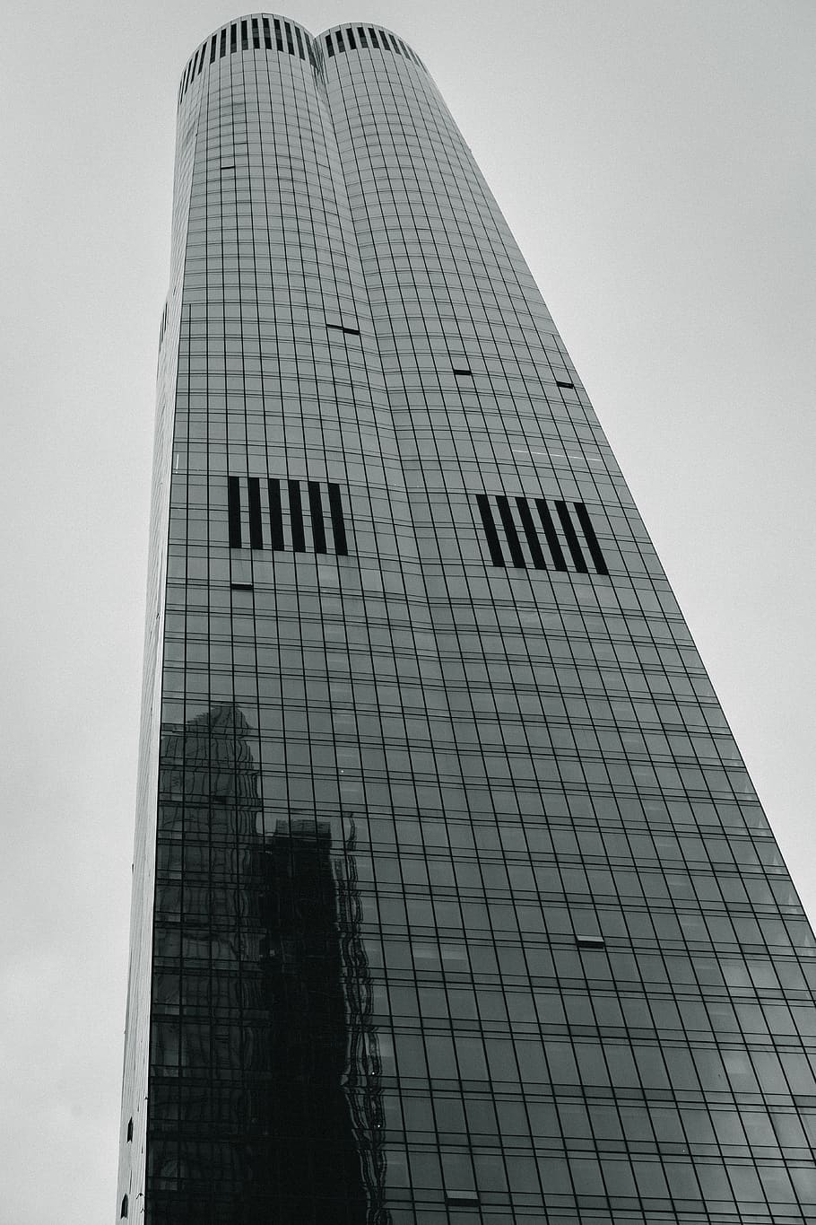 gray concrete building under cloudy sky, office building, city HD wallpaper