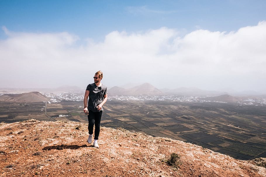 spain, lanzarote, hike, mountain, desers, volcano, man, cliff, HD wallpaper