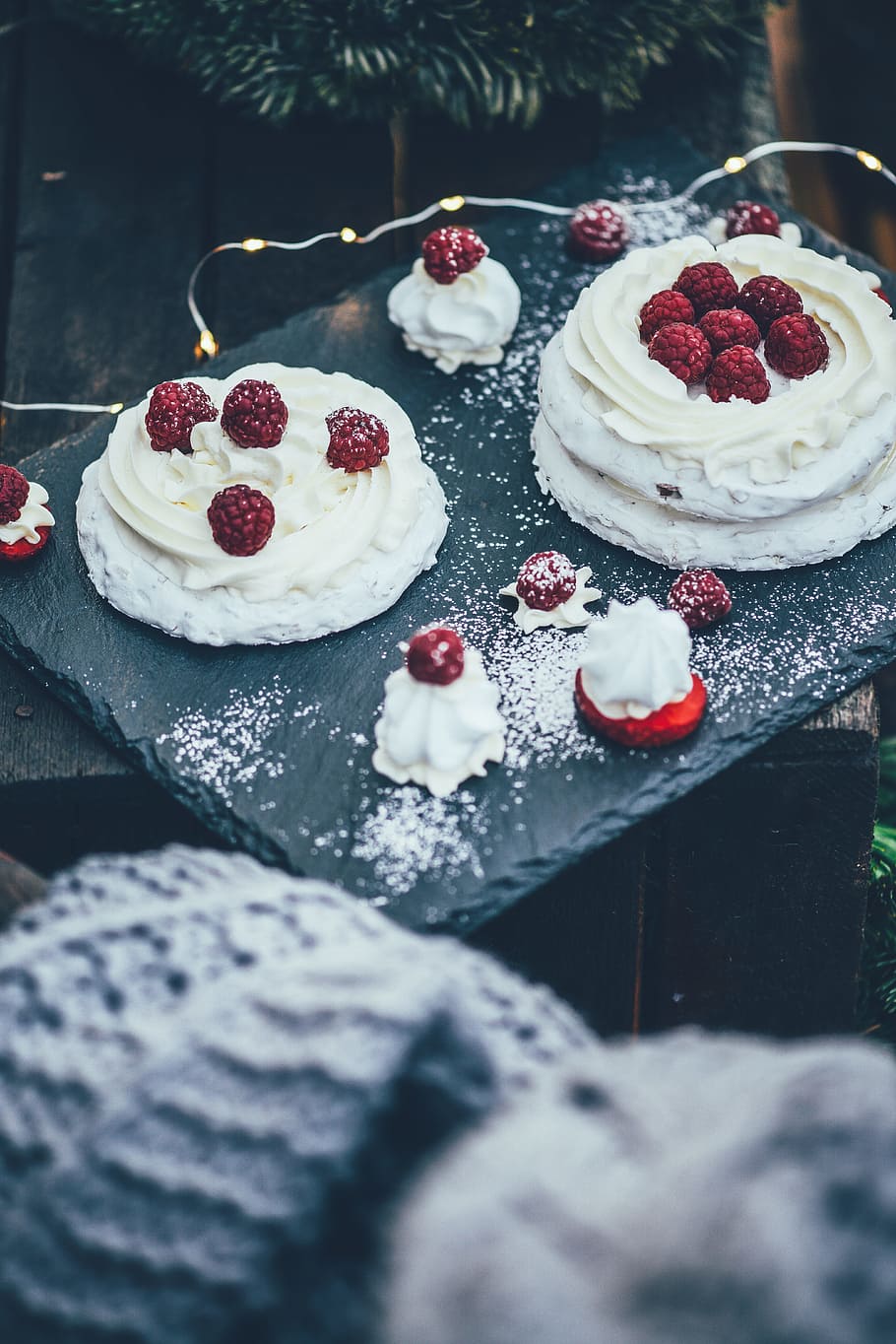round fruit cake, whipped cream, dessert, stone, powder, sweet, HD wallpaper