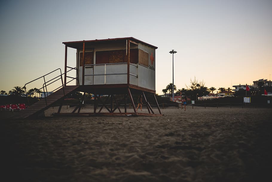 spain-playa-del-ingles-cruz-roja-baywatch.jpg