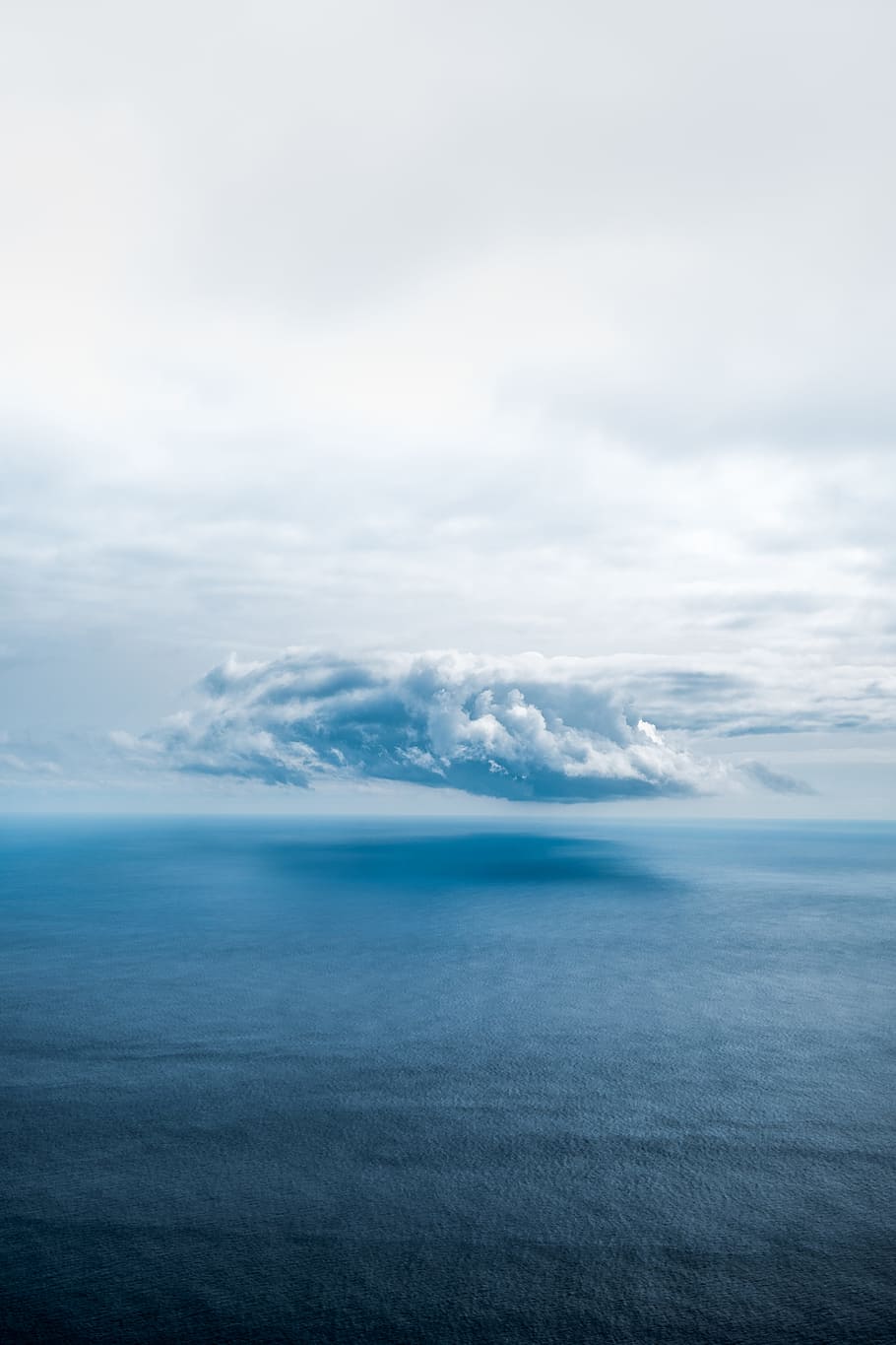 white clouds above sea, sky, ocean, blue, storm, overcast, shadow HD wallpaper