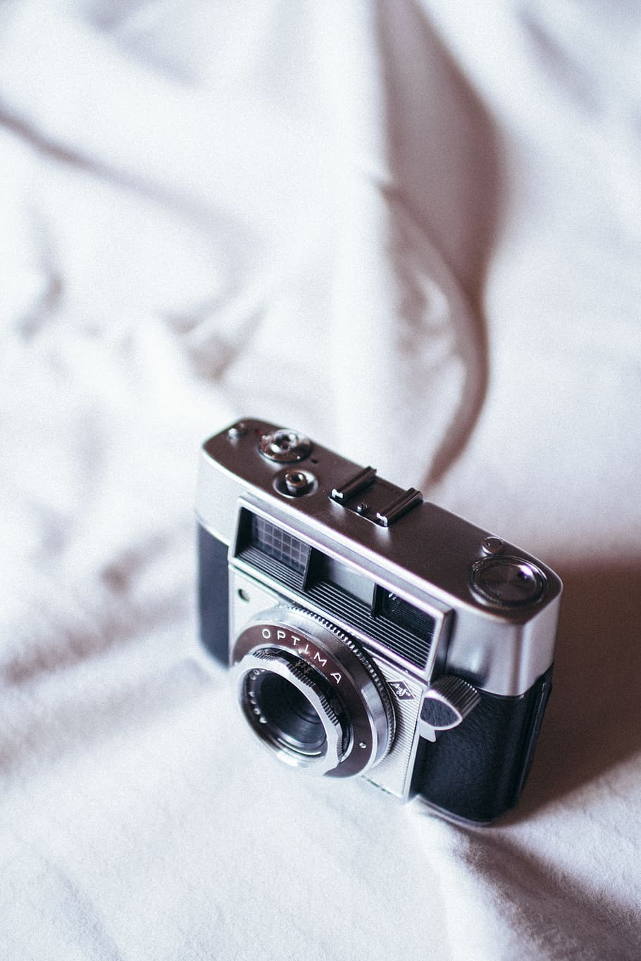 Black And Grey Camera On White Cloth, Analogue, aperture, retro HD wallpaper