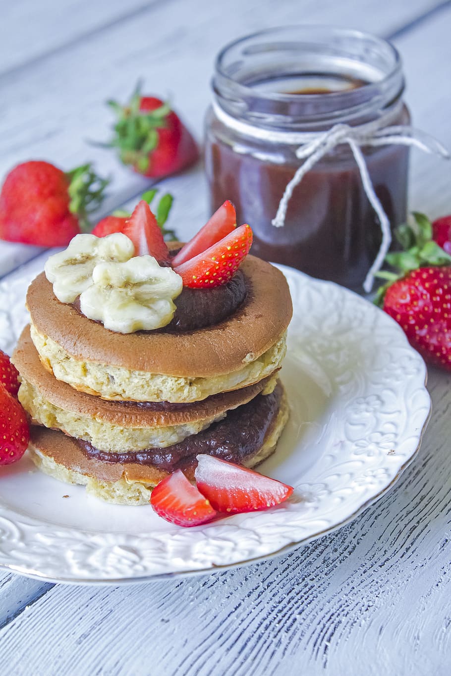 Pancake With Sliced Strawberries, baking, blur, breakfast, chocolate HD wallpaper