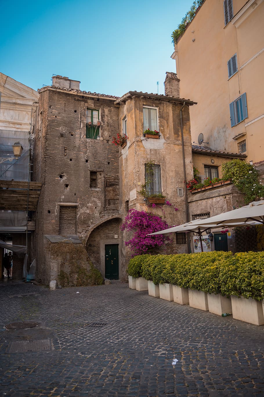 italy-rome-street-house.jpg