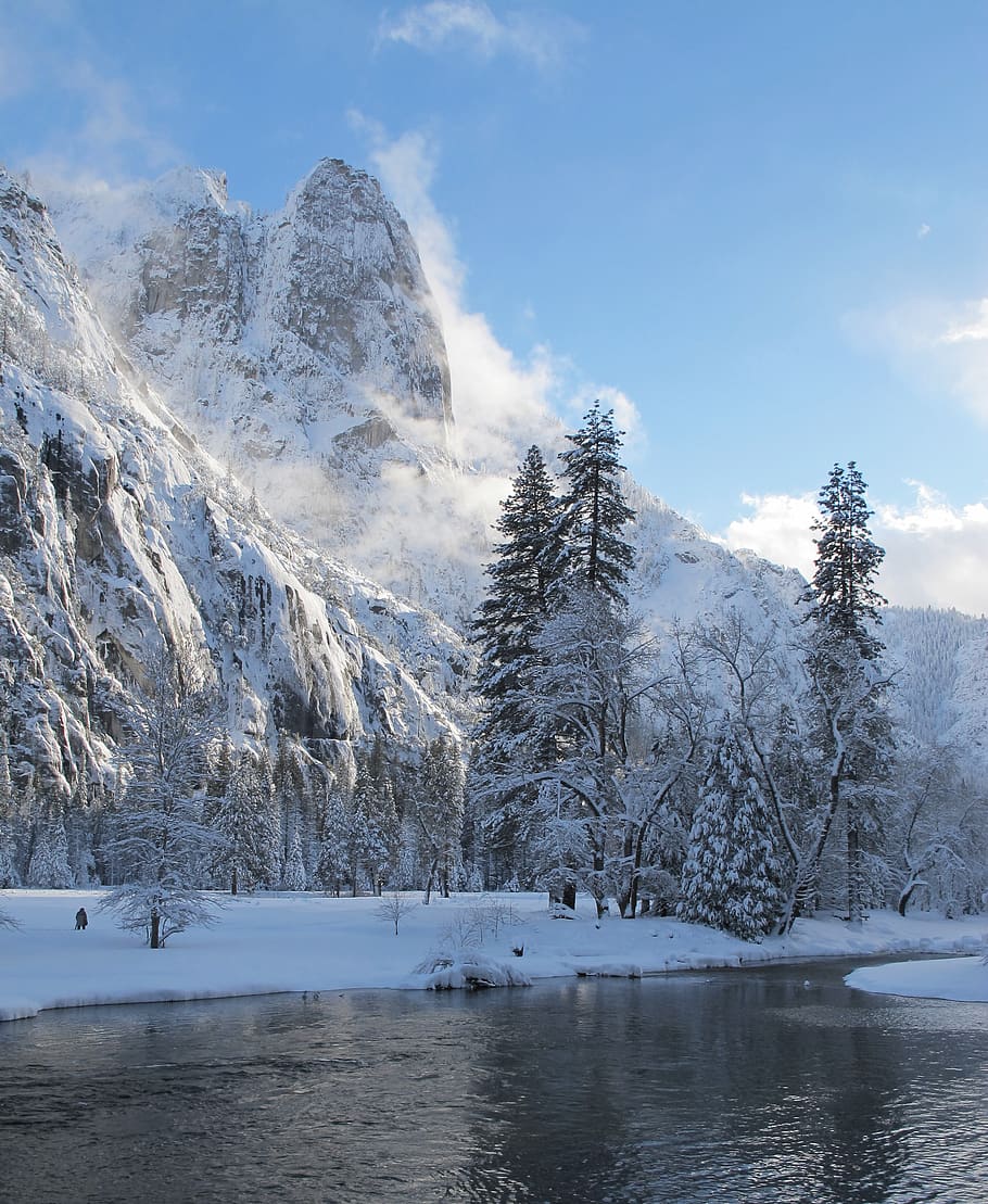 Cold lake. Горы сосны снег. Обои на телефон морозные горы. Snowy a8. Icy Mountain.