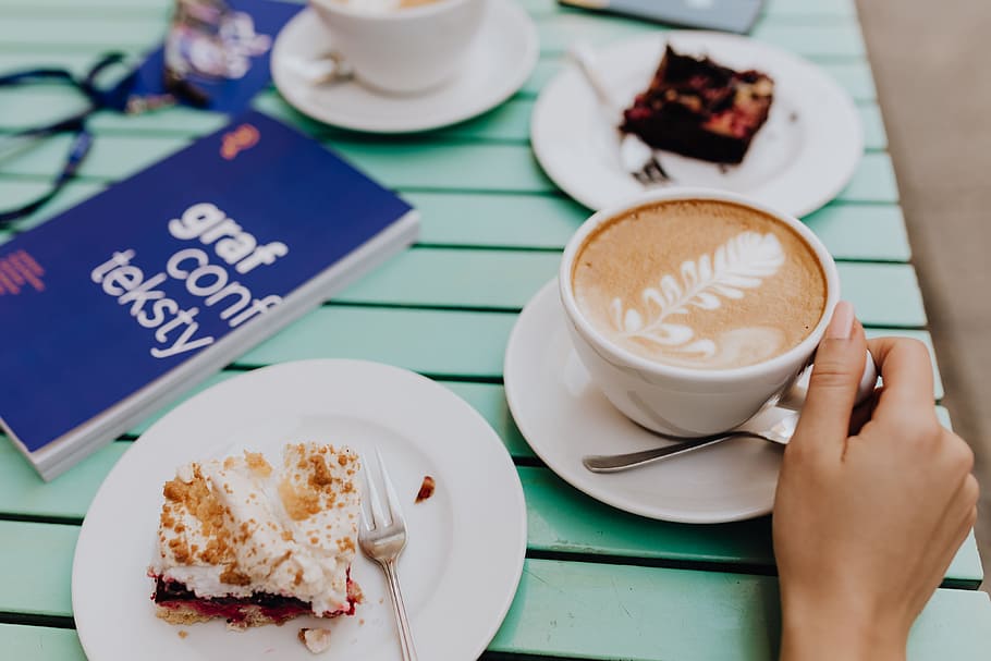 Drinking coffee and eating cake in a cafeteria, retaurant, lunch HD wallpaper