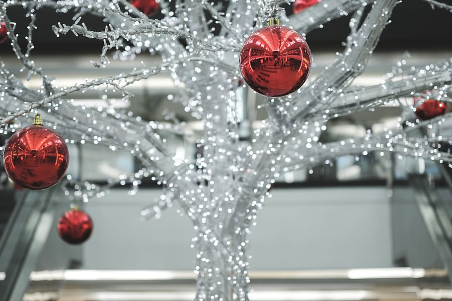 xmas, balls, red, white, lights, festive, snow, winter, mall HD wallpaper