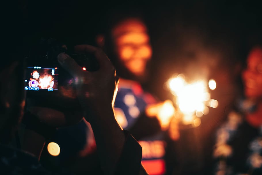 Light видео. Выступления в темноте с проектором. Как сфотографировать предмет в темноте. Жги света. Video Camera Flaming photo.