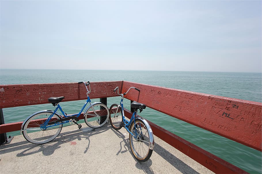 bikes, bicycles, pier, railing, ocean, sea, water, horizon HD wallpaper
