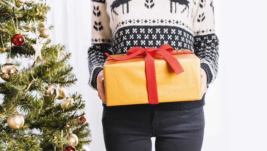 Young girl holds Christmas presents. Merry Christmas, celebration HD wallpaper