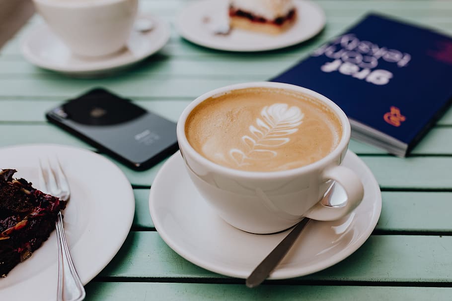 Drinking coffee and eating cake in a cafeteria, retaurant, lunch HD wallpaper