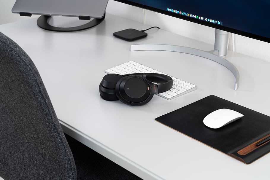 wireless headphones and Apple Magic mouse in front of iMac placed on desk, HD wallpaper
