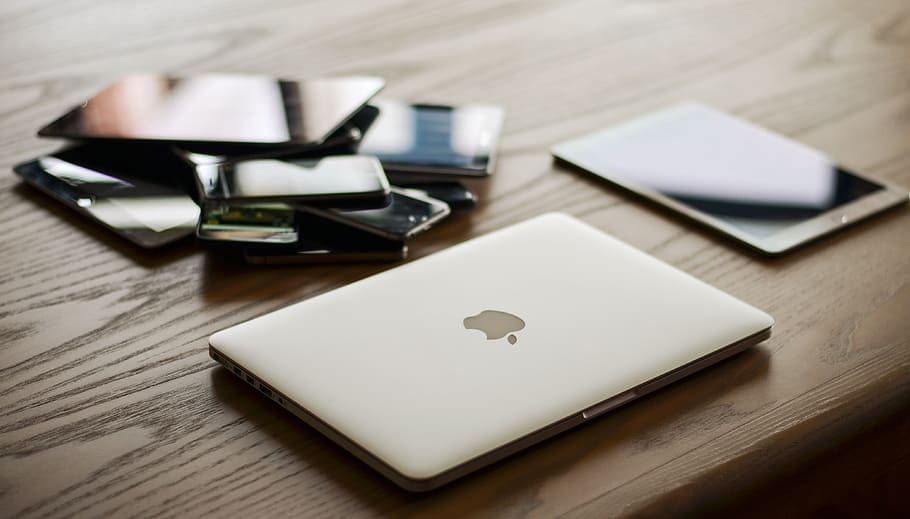 Macbook and Ipad on Desk, apple, devices, gadgets, ipads, laptop HD wallpaper