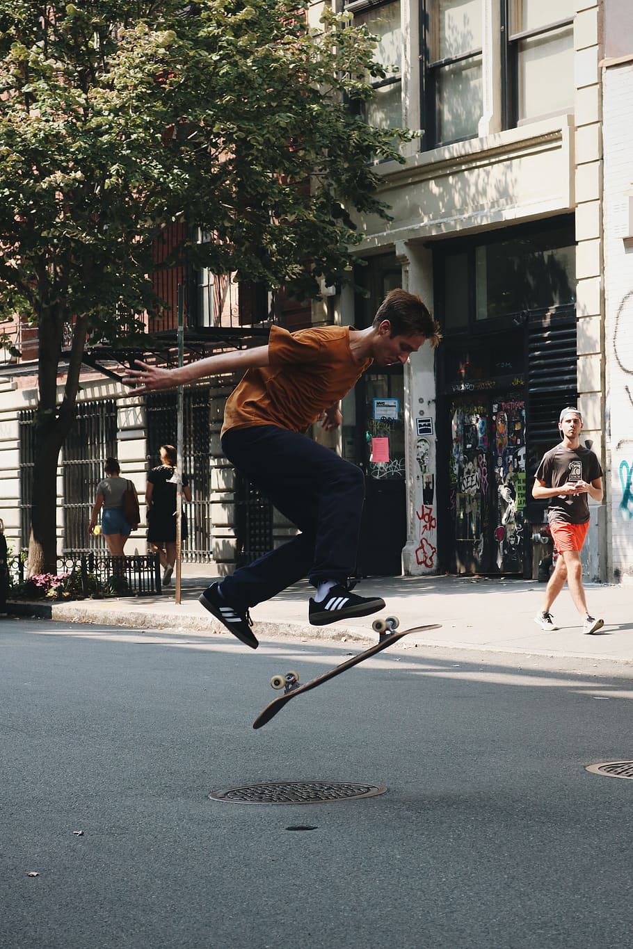 man doing skateboard tricks, city, men, real people, lifestyles HD wallpaper