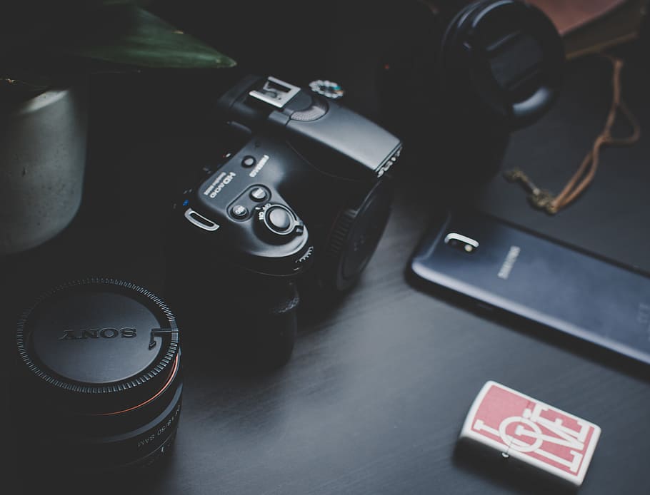 Dslr Camera Beside Samsung Smartphone on Black Surface, camera equipment HD wallpaper