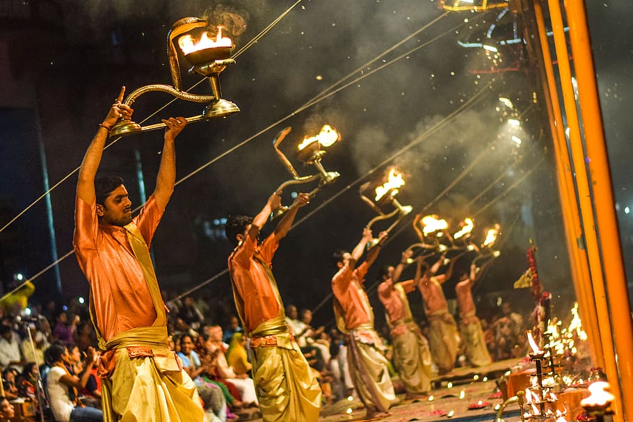 OC] I went to see the world famous Ganga Aarti back during CoVID days in  Varanasi. Froze these unforgettable experiences: : r/hinduism
