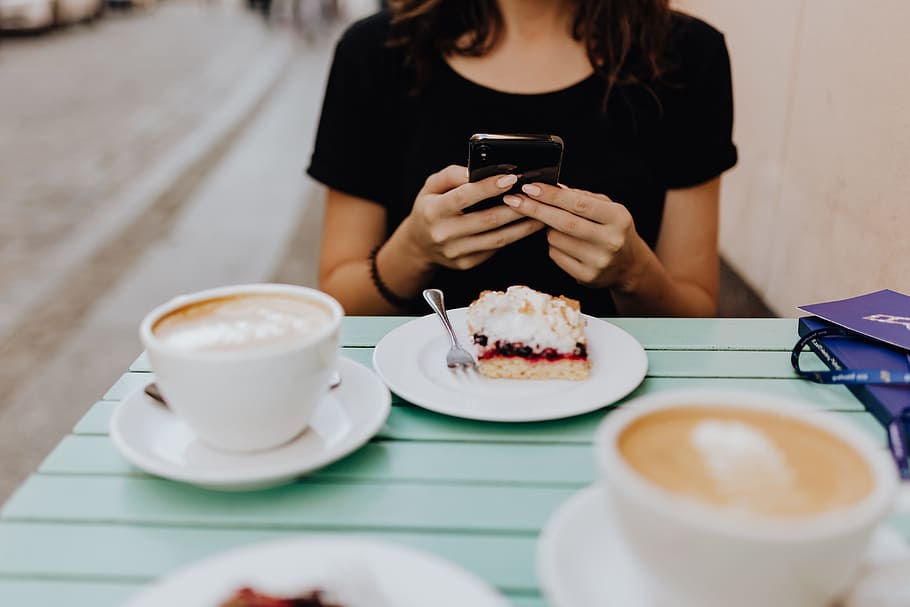 Drinking coffee and eating cake in a cafeteria, retaurant, lunch HD wallpaper