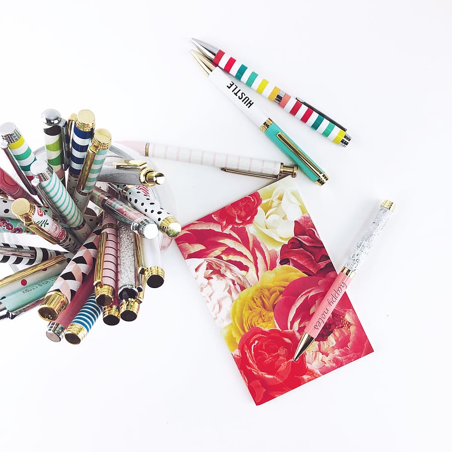 assorted-color retractable pen on white background, multi colored HD wallpaper